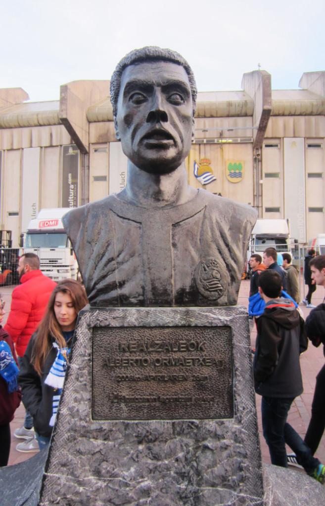 busto de alberto ormaetxea en el estadio de anoeta de donostia san sebastian