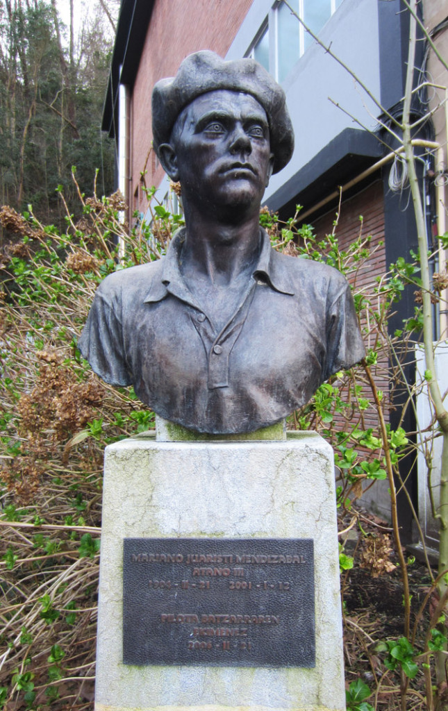 busto del pelotari atano III en el fronton atano III de san sebastian donostia