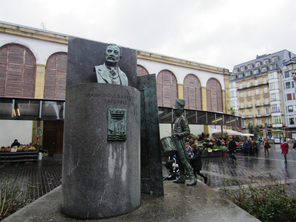 busto en homenaje a Raimundo sarriegui en la parte vieja de donostia san sebastian