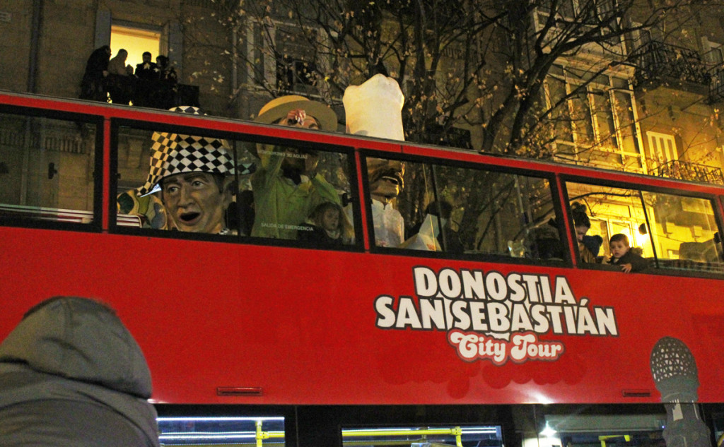 cabalgata de los reyes magos en san sebastian donostia cabezudos