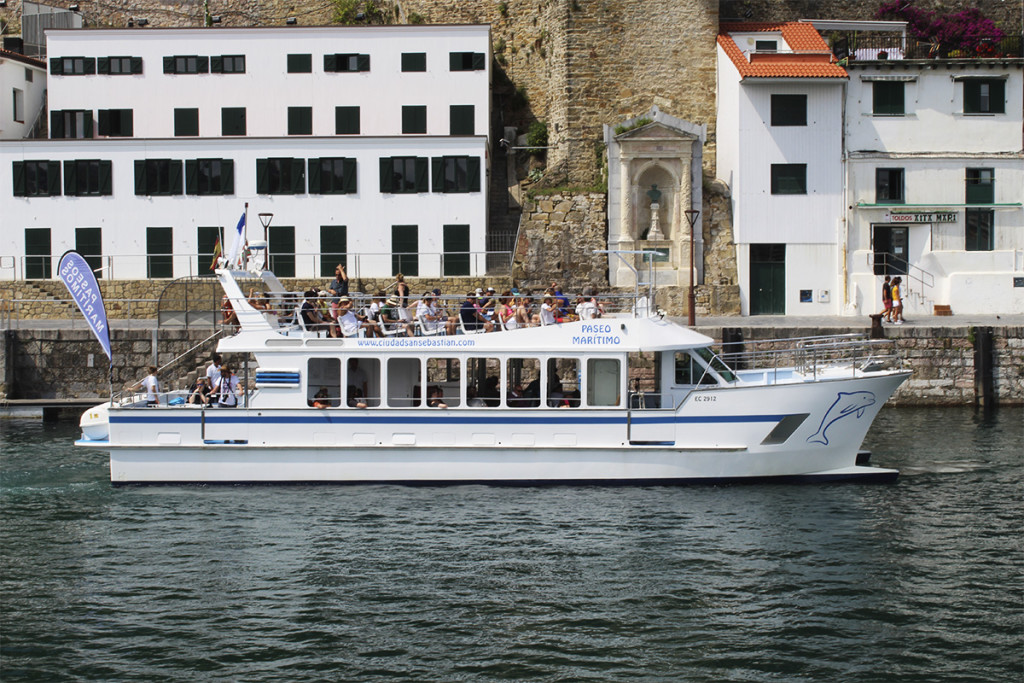 el catamaran ciudad de san sebastian en el puerto donostiarra paseos por la concha