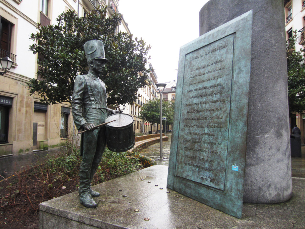 escultura en homenaje a la tamborrada en la plaza sarriegui de donostia