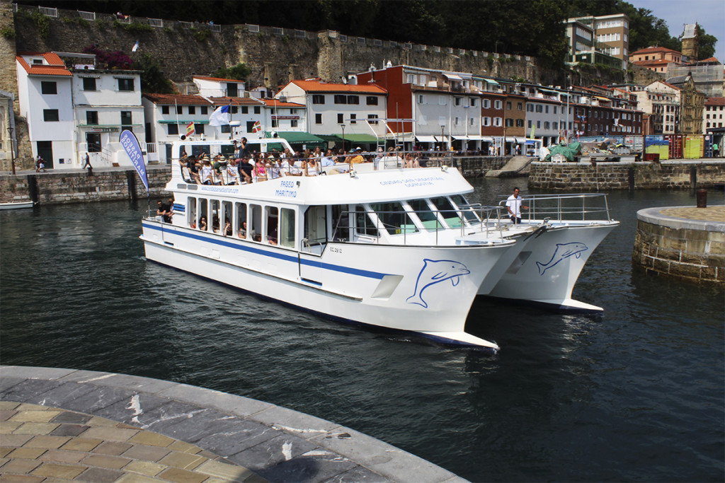 paseos en barco por el interior de la bahia de la concha de san sebastian donostia catamaran