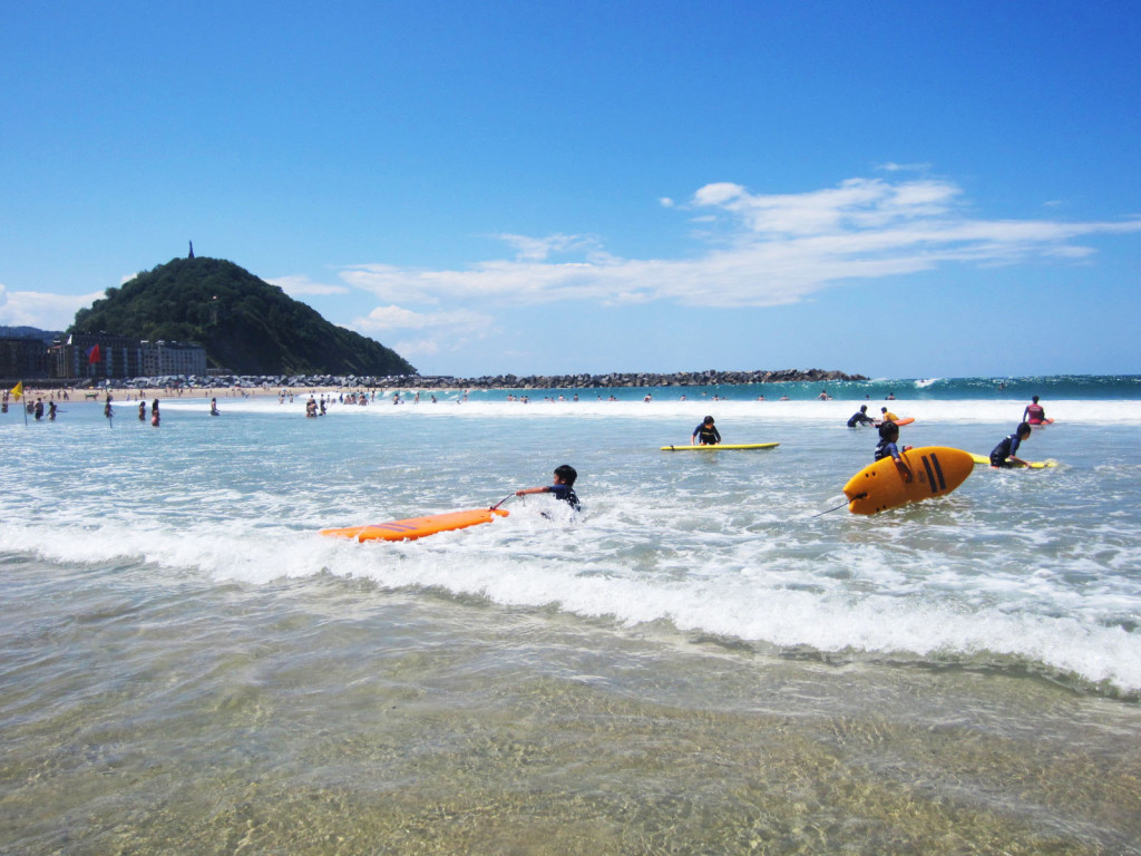 surfer beach in donostia san sebastian zurriola beach playa surfera de donostia para dar clases