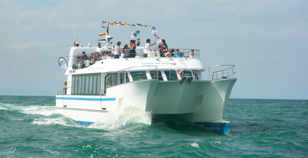 viajes en barco por la bahia de la concha de san sebastian donostia catamaran